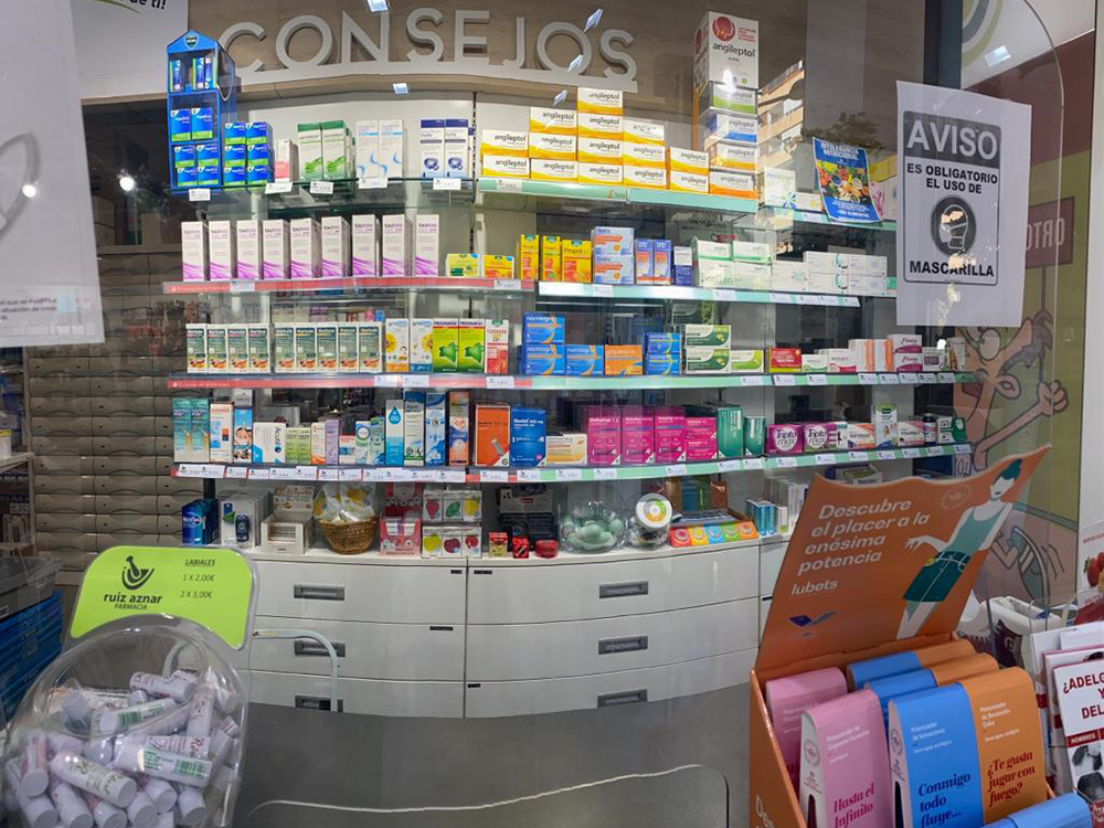 Interior de Farmacia Ruiz Aznar_01